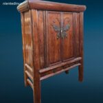 Armadio stipo cinese dinastia Qing in olmo con grande farfalla metallica sulle ante