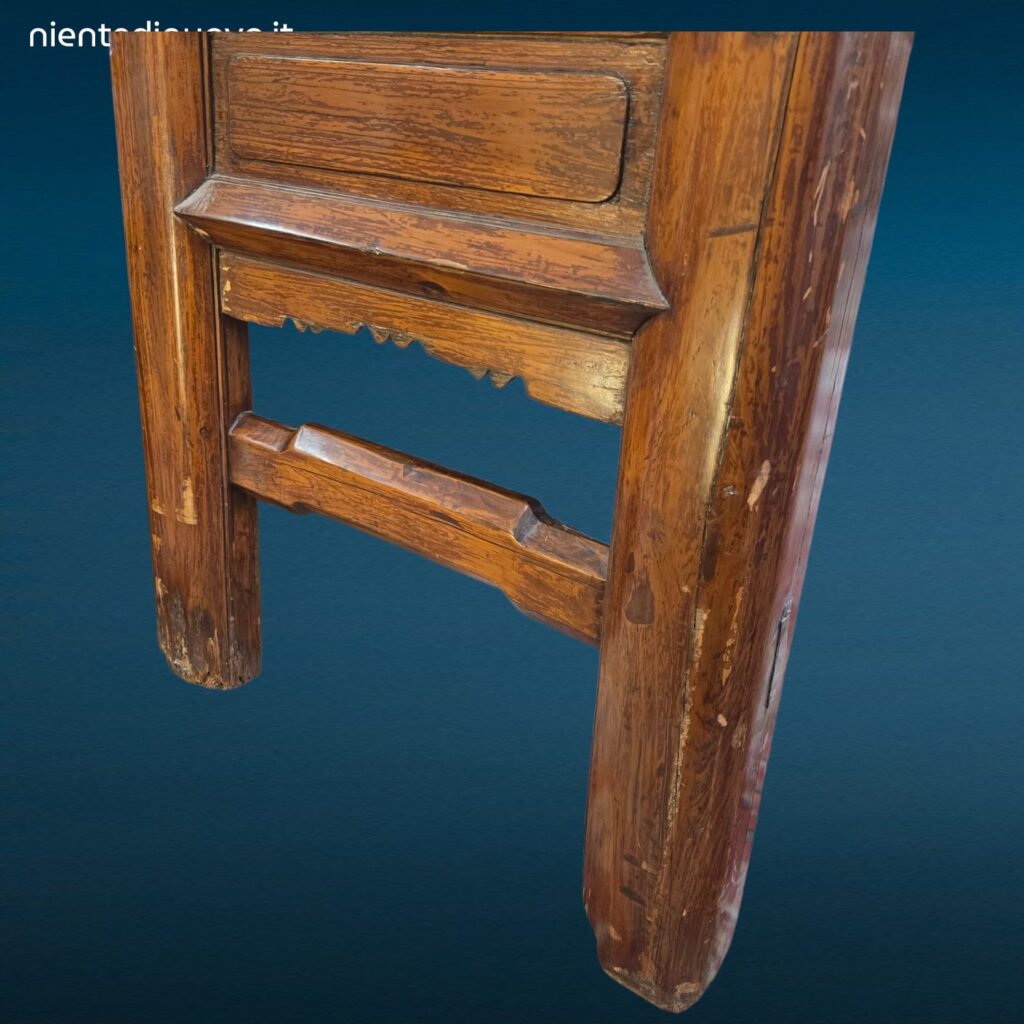 Armadio stipo cinese dinastia Qing in olmo con grande farfalla metallica sulle ante