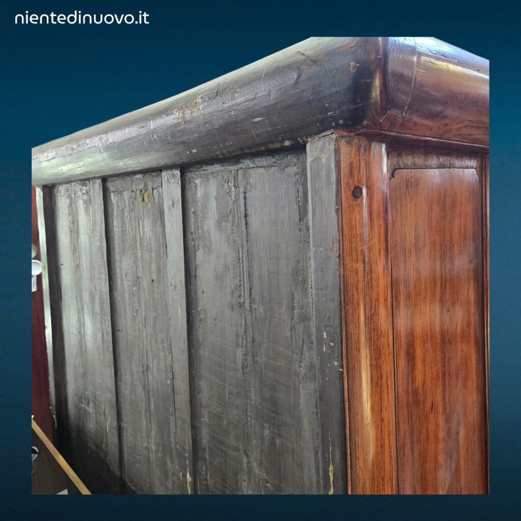 Armadio stipo cinese dinastia Qing in olmo con grande farfalla metallica sulle ante