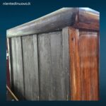 Armadio stipo cinese dinastia Qing in olmo con grande farfalla metallica sulle ante