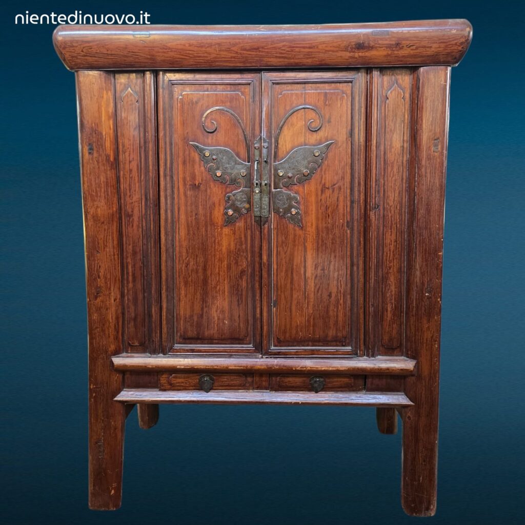 Armadio stipo cinese dinastia Qing in olmo con grande farfalla metallica sulle ante