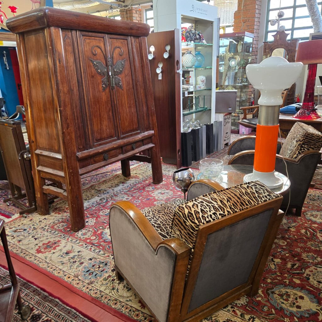 Armadio stipo cinese dinastia Qing in olmo con grande farfalla metallica sulle ante