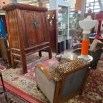 Armadio stipo cinese dinastia Qing in olmo con grande farfalla metallica sulle ante