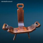 Vecchio sgabello da parto spagnolo brutalista a tre piedi in buone condizioni estetiche