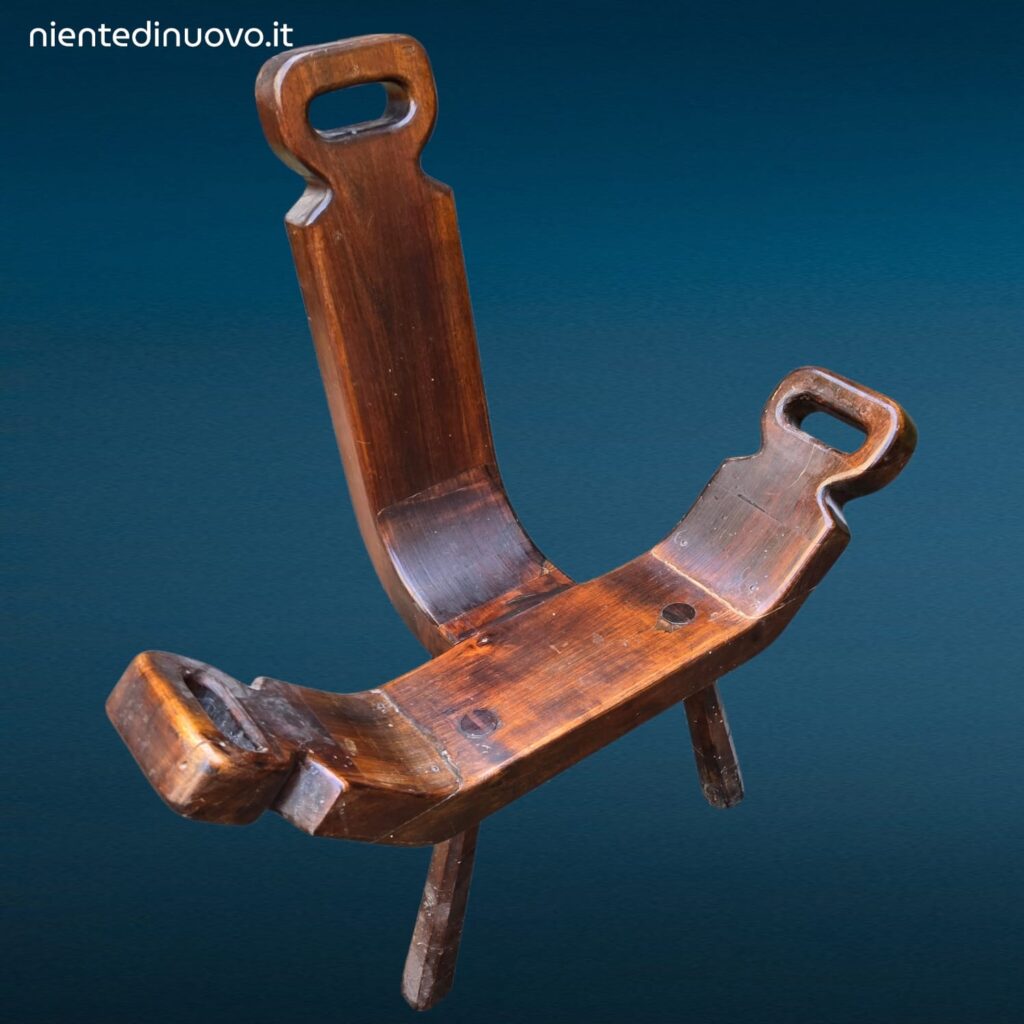 Vecchio sgabello da parto spagnolo brutalista a tre piedi in buone condizioni estetiche