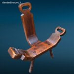 Vecchio sgabello da parto spagnolo brutalista a tre piedi in buone condizioni estetiche