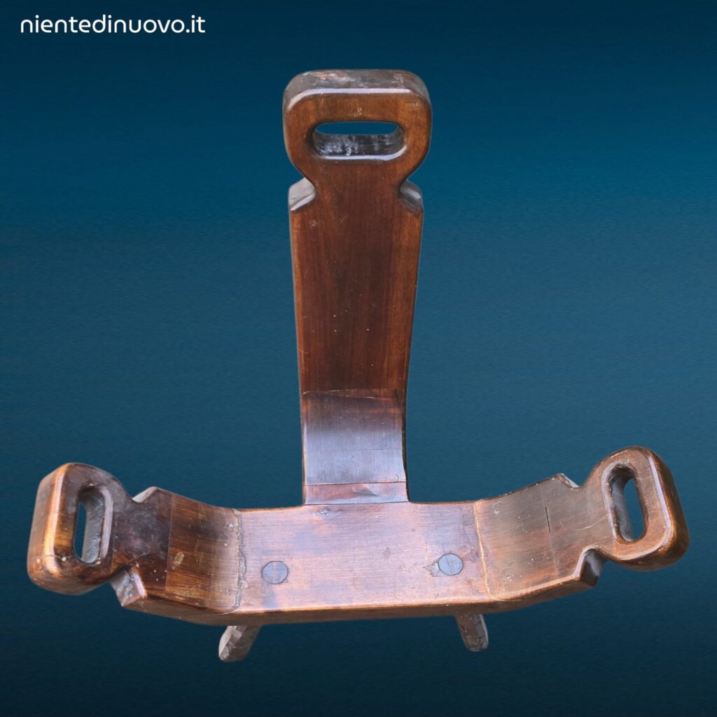 Vecchio sgabello da parto spagnolo brutalista a tre piedi in buone condizioni estetiche