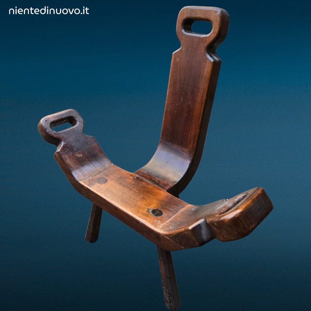 Vecchio sgabello da parto spagnolo brutalista a tre piedi in buone condizioni estetiche