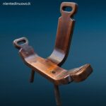 Vecchio sgabello da parto spagnolo brutalista a tre piedi in buone condizioni estetiche