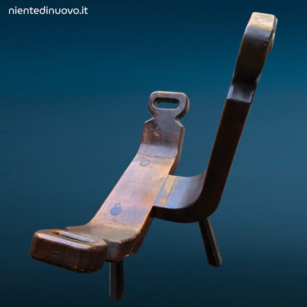 Vecchio sgabello da parto spagnolo brutalista a tre piedi in buone condizioni estetiche