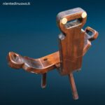 Vecchio sgabello da parto spagnolo brutalista a tre piedi in buone condizioni estetiche