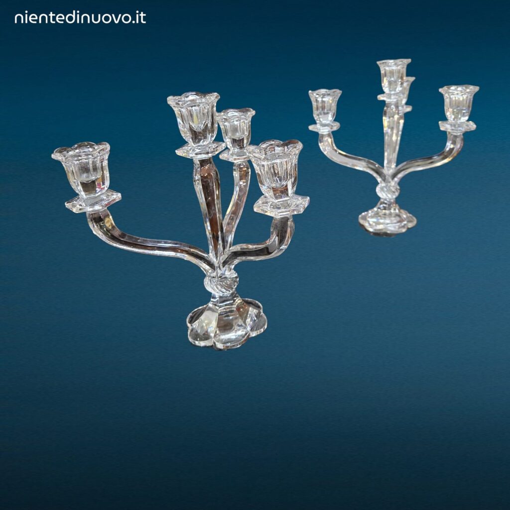 Coppia di candelabri in cristallo a quattro fiamme con struttura decorativa trasparente