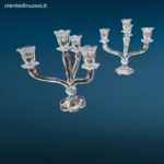Coppia di candelabri in cristallo a quattro fiamme con struttura decorativa trasparente