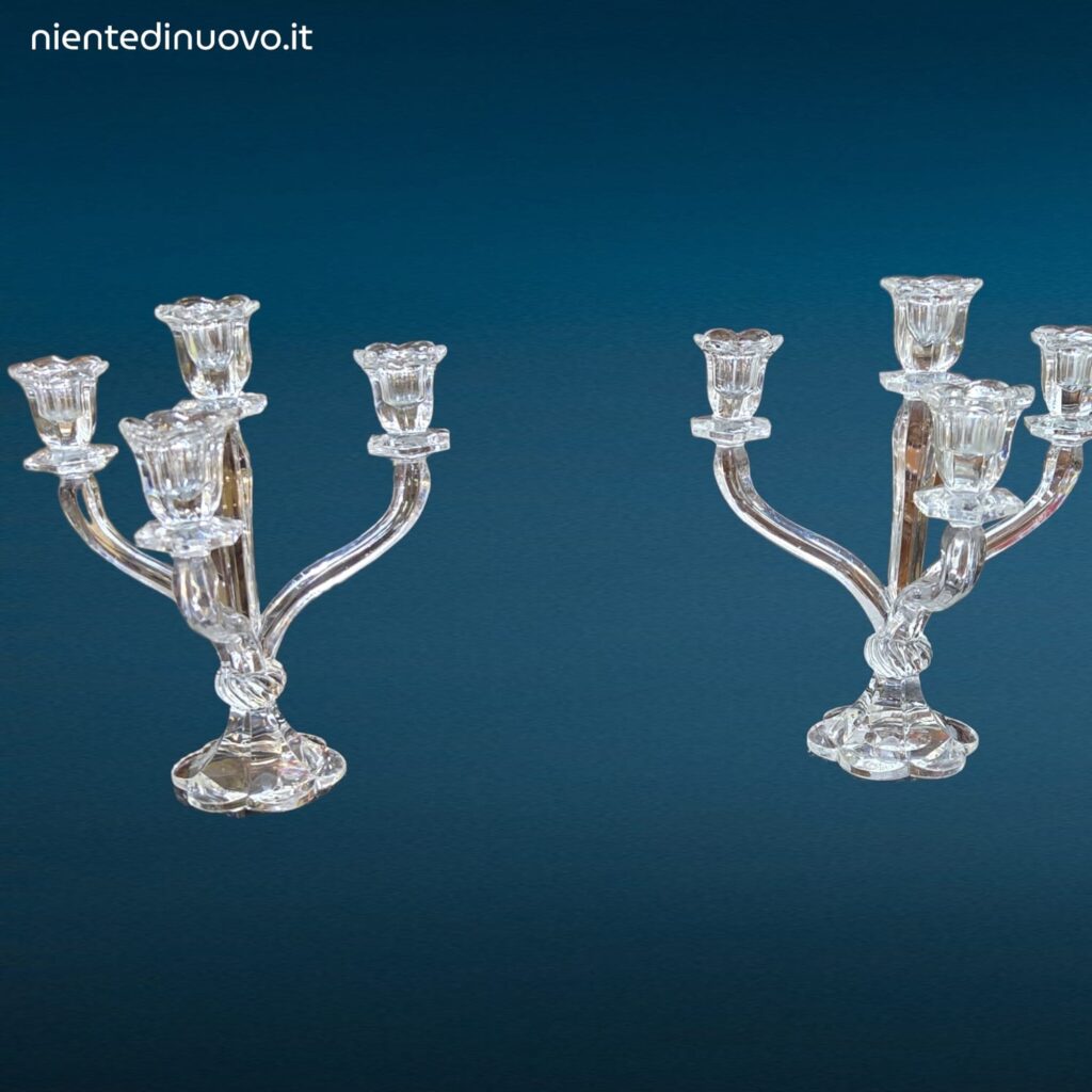 Coppia di candelabri in cristallo a quattro fiamme con struttura decorativa trasparente