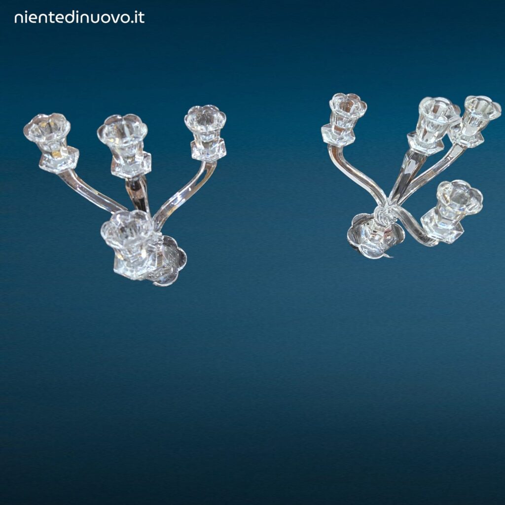 Coppia di candelabri in cristallo a quattro fiamme con struttura decorativa trasparente