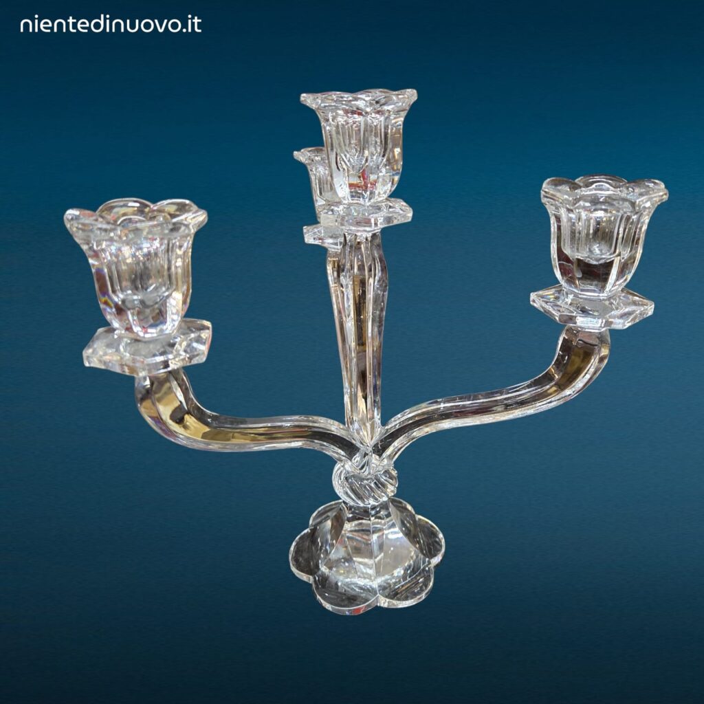 Coppia di candelabri in cristallo a quattro fiamme con struttura decorativa trasparente