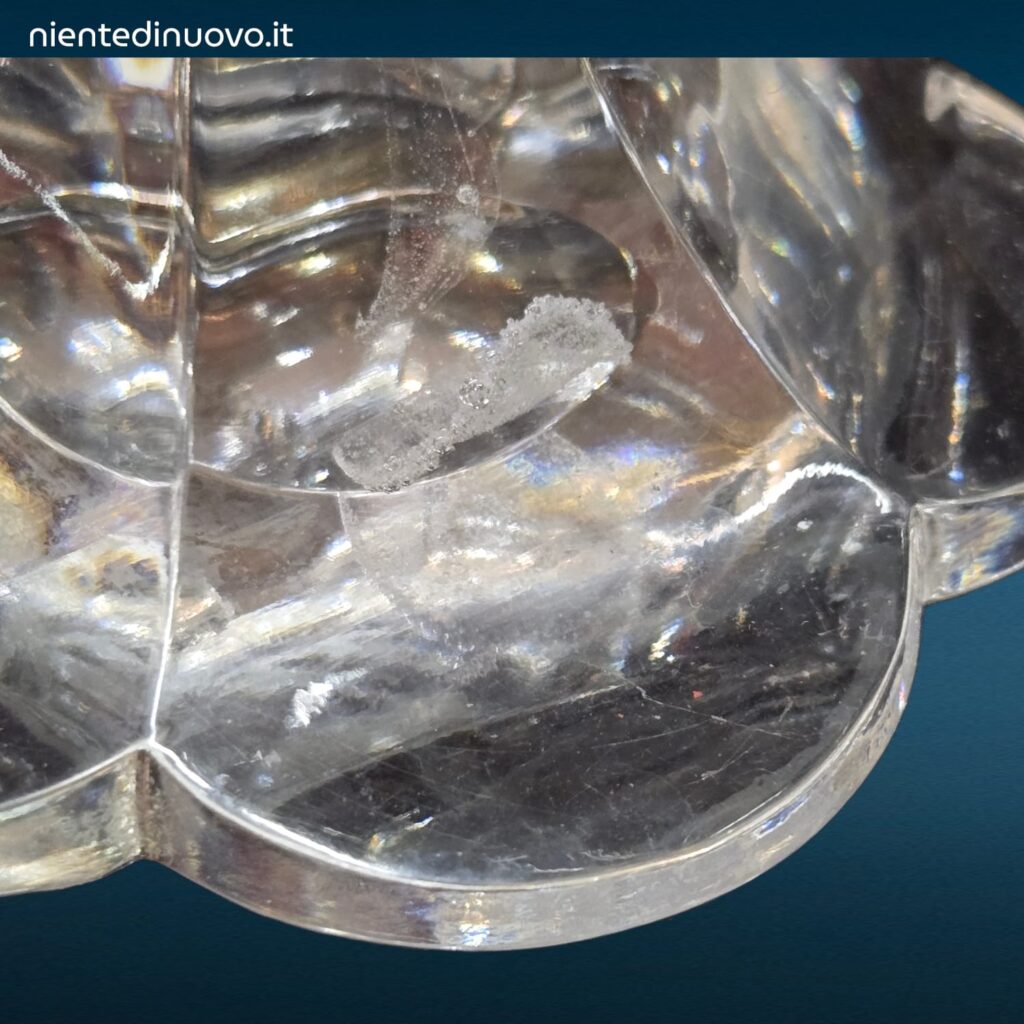 Coppia di candelabri in cristallo a quattro fiamme con struttura decorativa trasparente