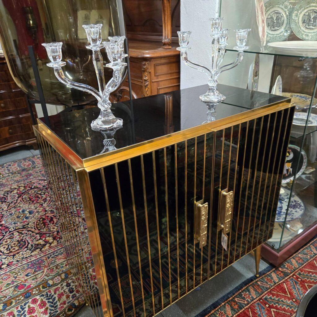 Coppia di candelabri in cristallo a quattro fiamme con struttura decorativa trasparente