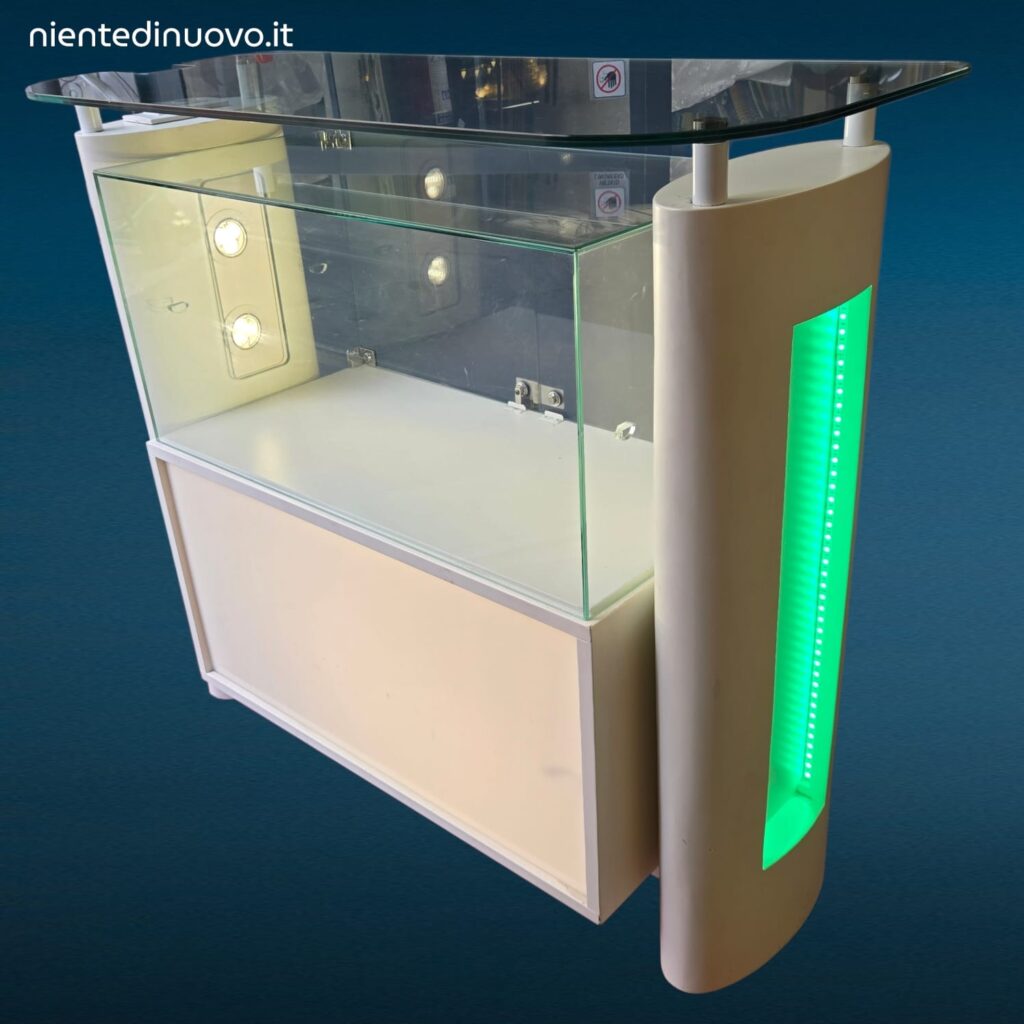 Banco cassa artigianale da negozio con teca in vetro illuminata e vano inferiore con serratura