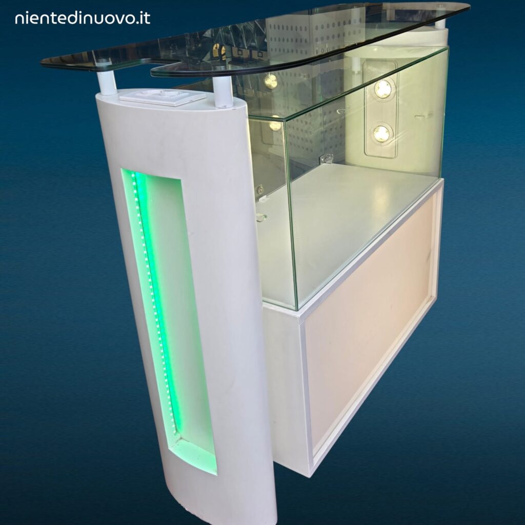 Banco cassa artigianale da negozio con teca in vetro illuminata e vano inferiore con serratura