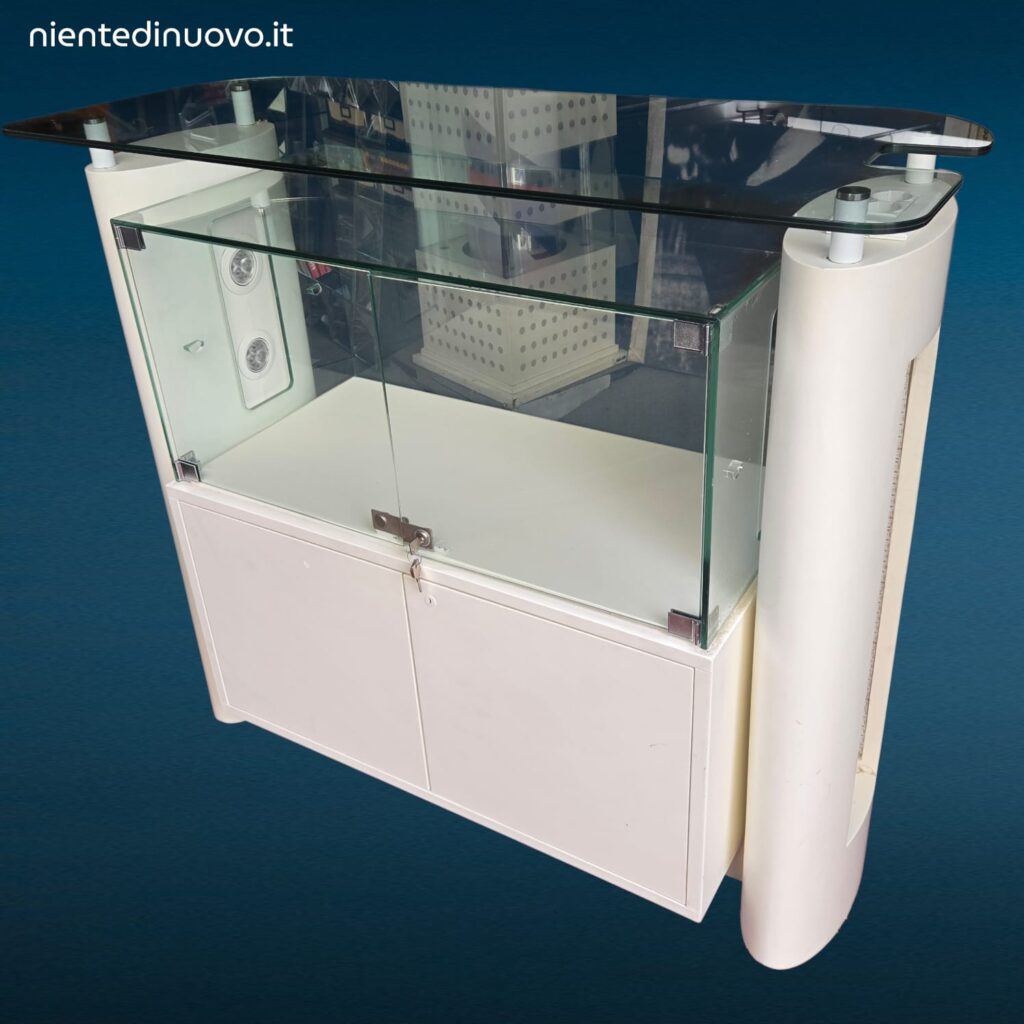 Banco cassa artigianale da negozio con teca in vetro illuminata e vano inferiore con serratura