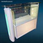 Banco cassa artigianale da negozio con teca in vetro illuminata e vano inferiore con serratura