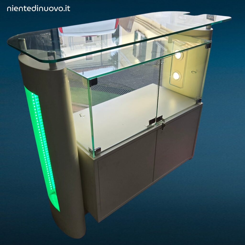 Banco cassa artigianale da negozio con teca in vetro illuminata e vano inferiore con serratura