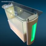 Banco cassa artigianale da negozio con teca in vetro illuminata e vano inferiore con serratura