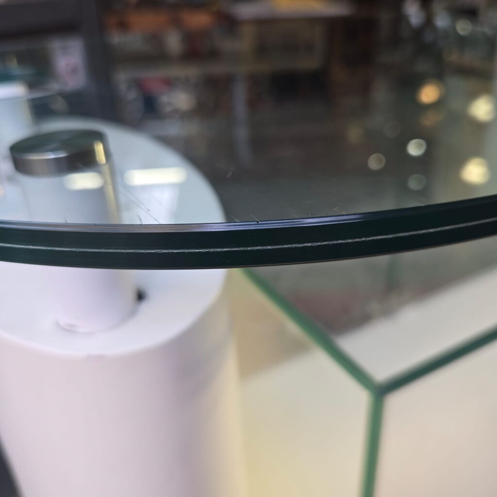 Banco cassa artigianale da negozio con teca in vetro illuminata e vano inferiore con serratura