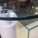 Banco cassa artigianale da negozio con teca in vetro illuminata e vano inferiore con serratura