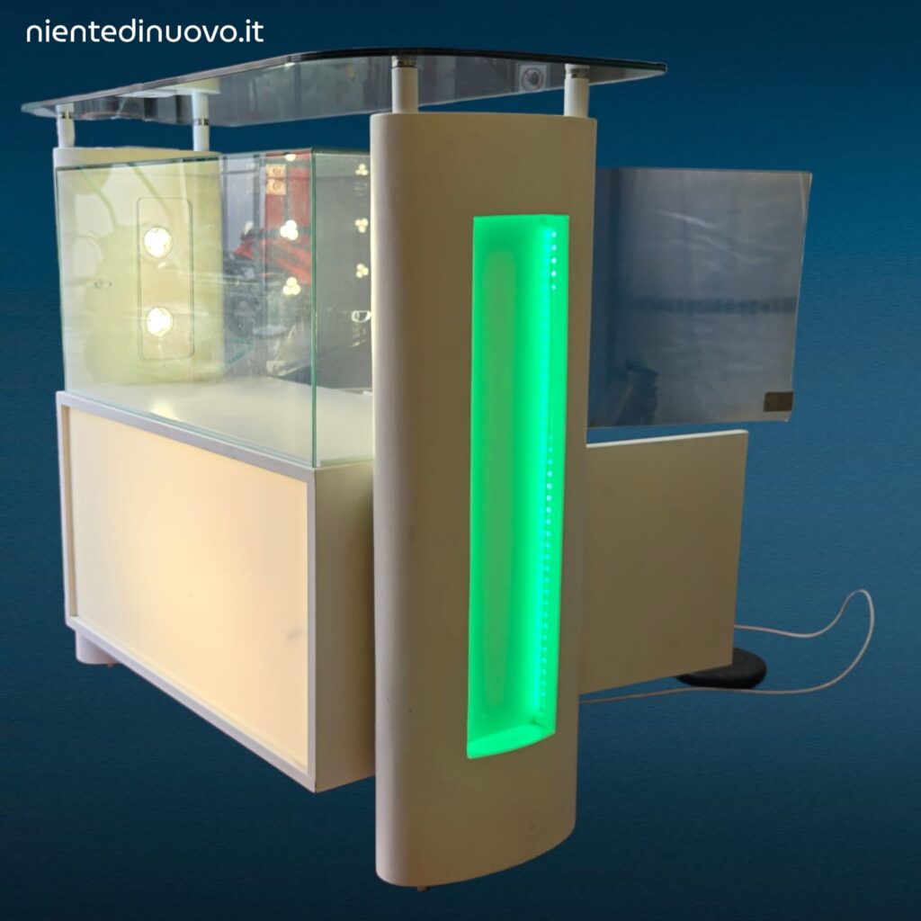 Banco cassa artigianale da negozio con teca in vetro illuminata e vano inferiore con serratura