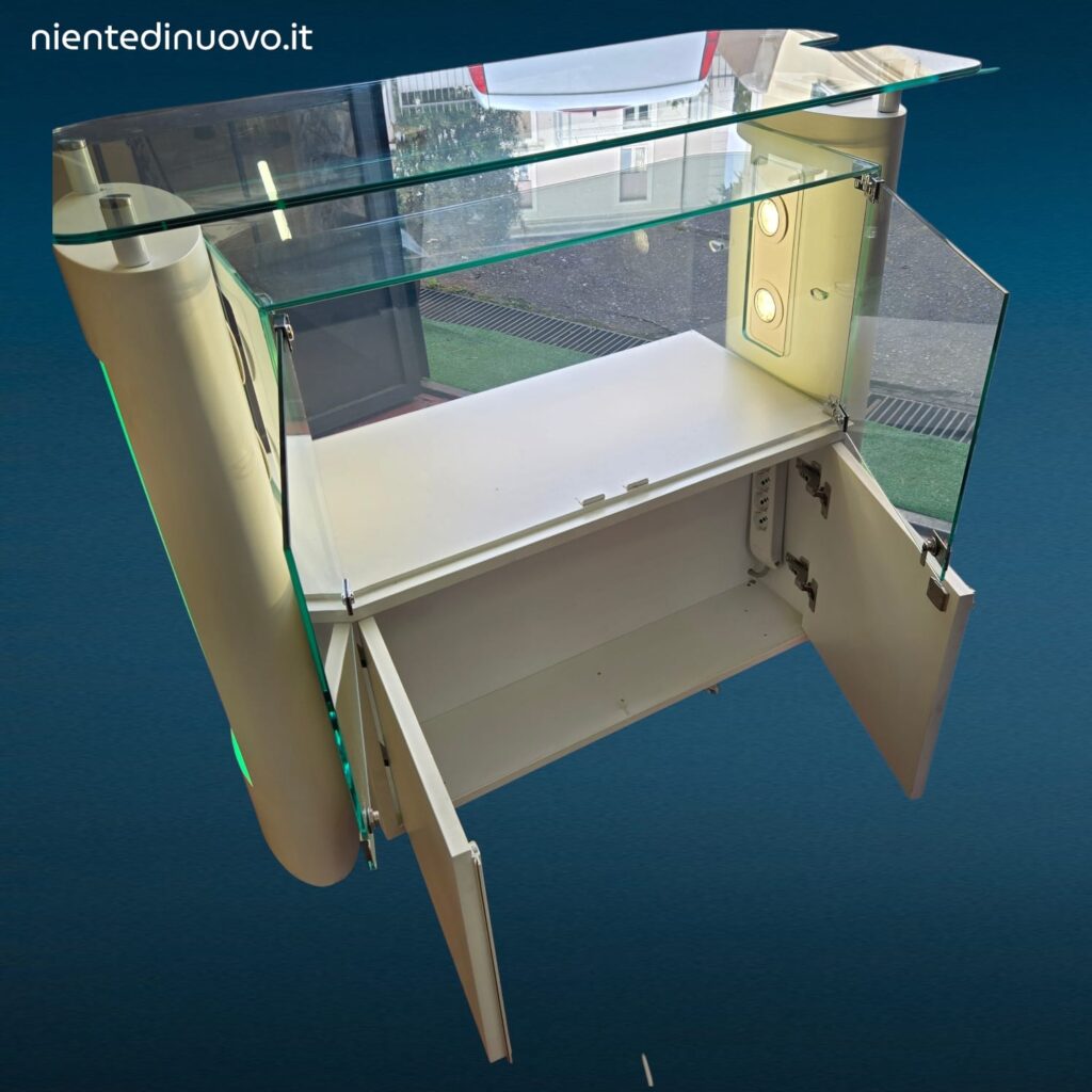 Banco cassa artigianale da negozio con teca in vetro illuminata e vano inferiore con serratura