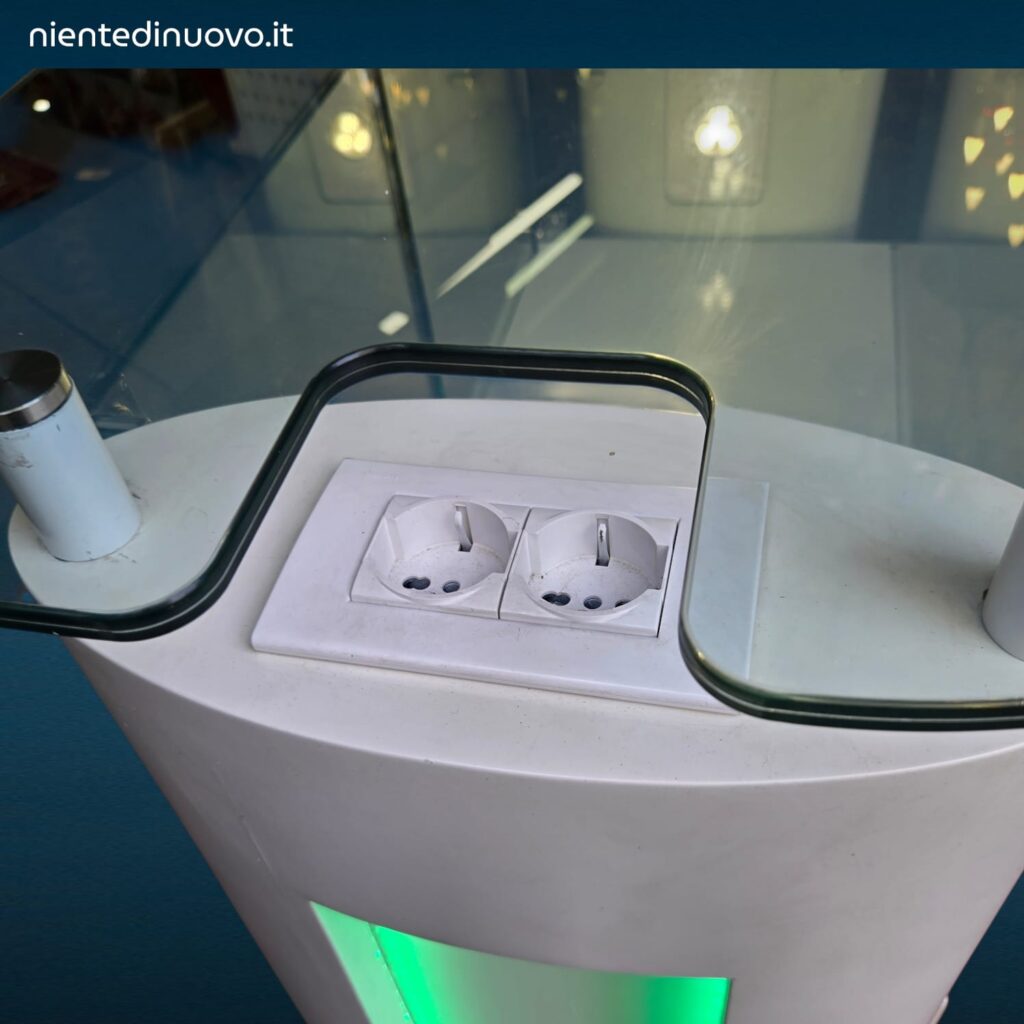 Banco cassa artigianale da negozio con teca in vetro illuminata e vano inferiore con serratura