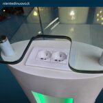 Banco cassa artigianale da negozio con teca in vetro illuminata e vano inferiore con serratura