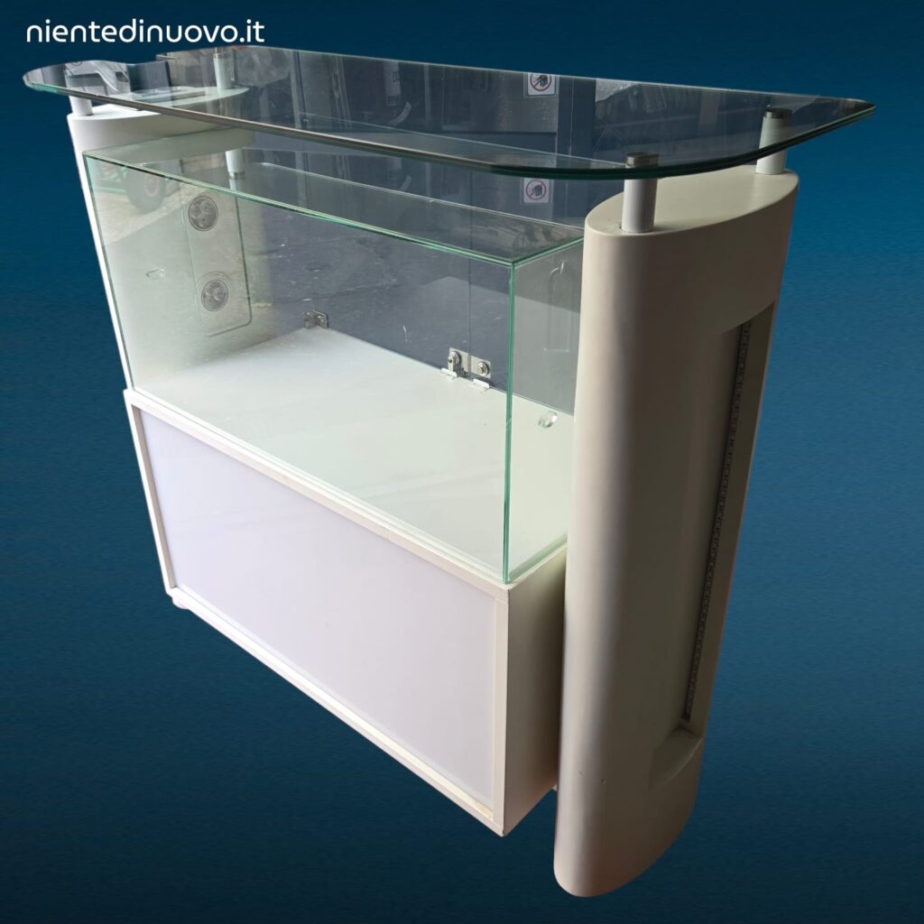 Banco cassa artigianale da negozio con teca in vetro illuminata e vano inferiore con serratura