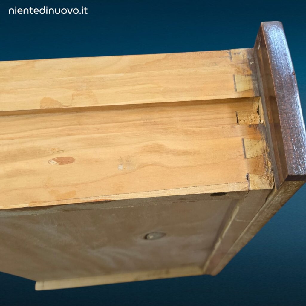 Coppia di comodini anni 60 con vetro originale e cassetto