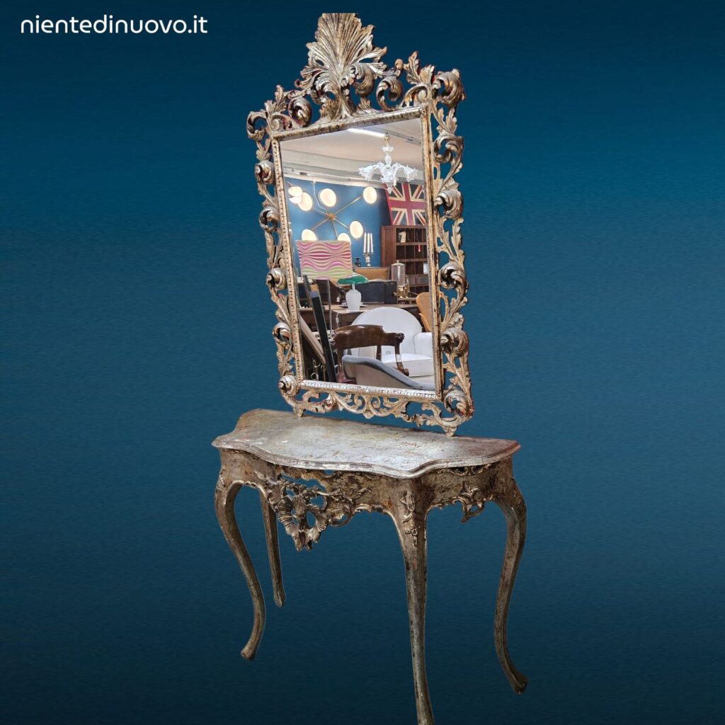 Consolle in legno con specchio e finitura argentata in stile barocco