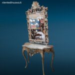 Consolle in legno con specchio e finitura argentata in stile barocco