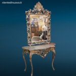 Consolle in legno con specchio e finitura argentata in stile barocco