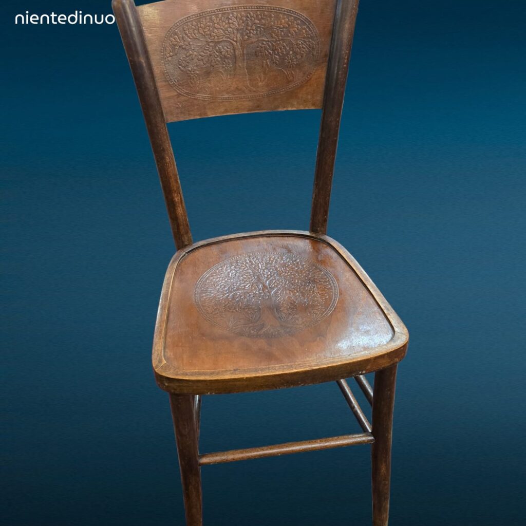 Sedia in faggio anni 50 con schienale decorato