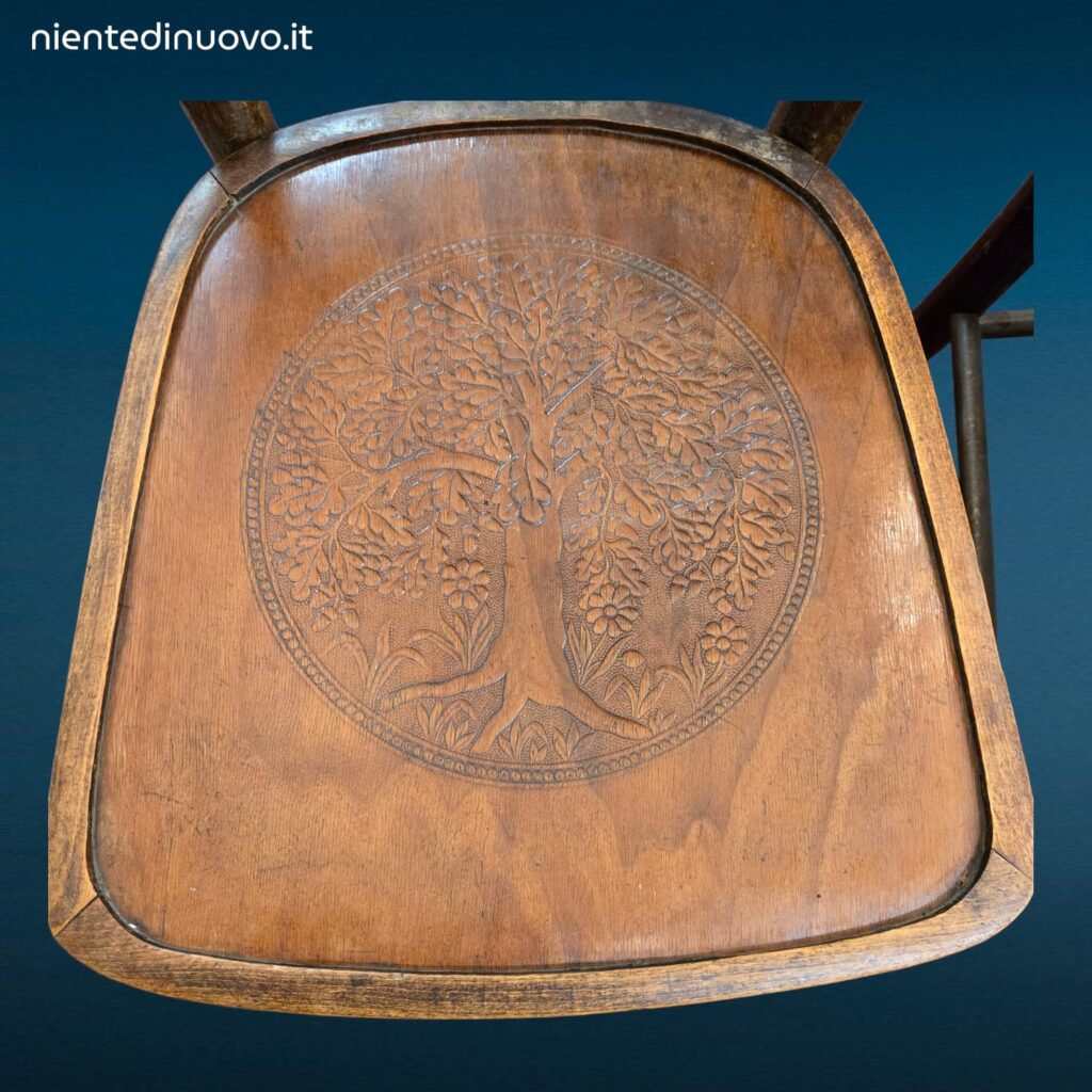 Sedia in faggio anni 50 con schienale decorato