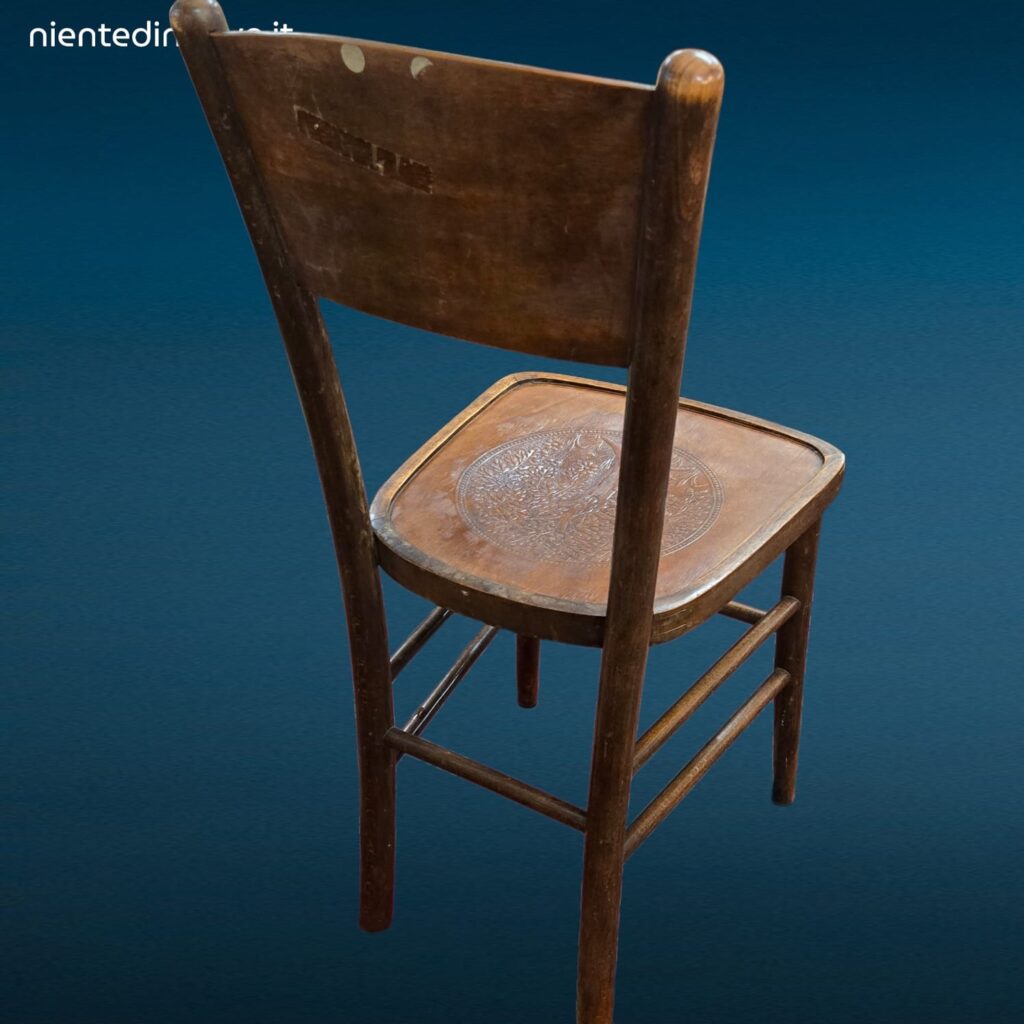 Sedia in faggio anni 50 con schienale decorato