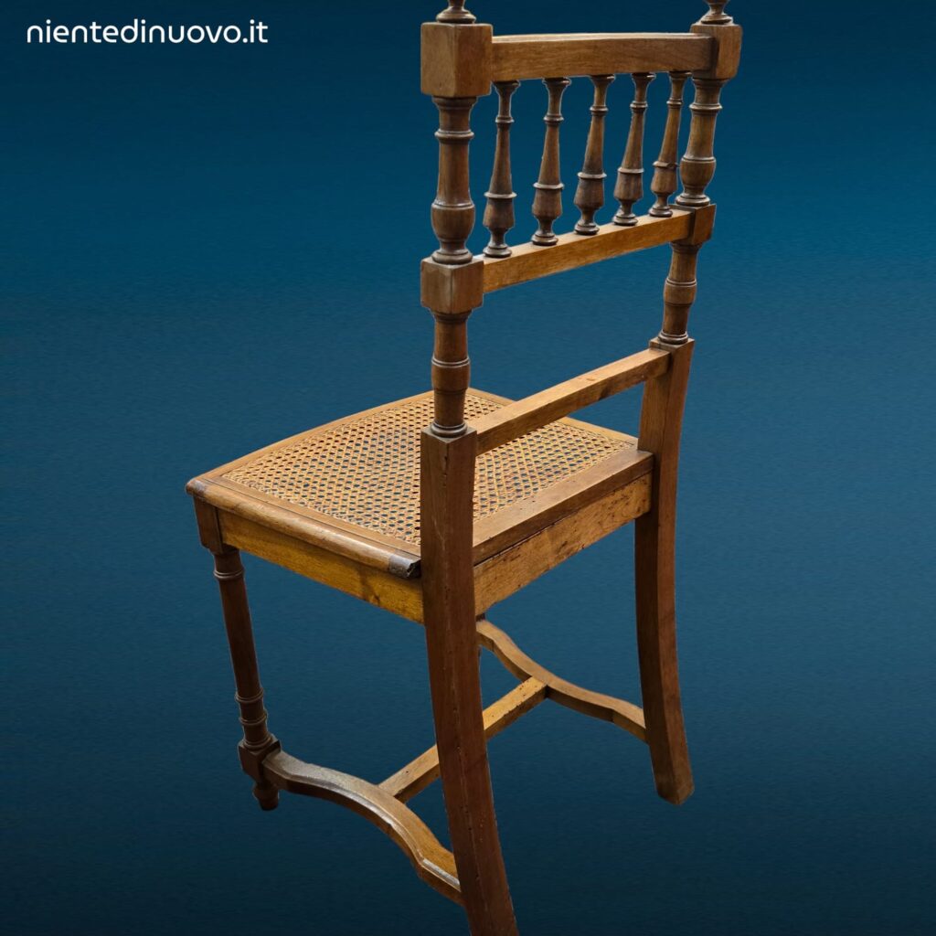 Sedia in noce stile Luigi XVI con seduta in paglia di Vienna