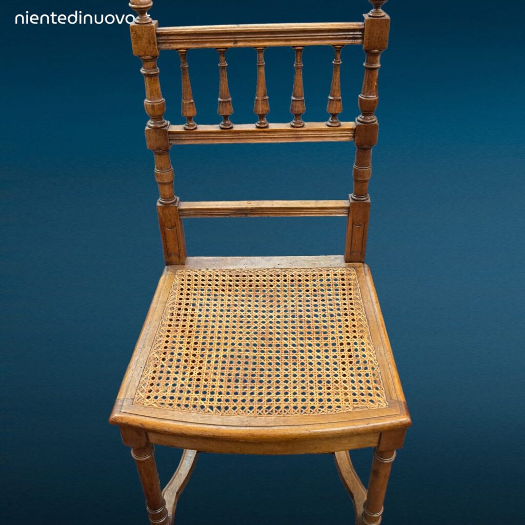 Sedia in noce stile Luigi XVI con seduta in paglia di Vienna