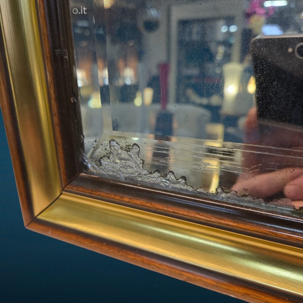 Specchio da parete incorniciato con lavorazione a bisello formato 27x56