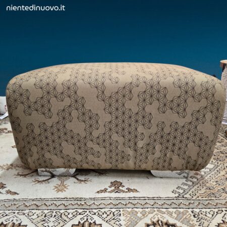 Pouff imbottito in tessuto con piedini in acciaio lucido dal design moderno