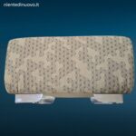 Pouff imbottito in tessuto con piedini in acciaio lucido dal design moderno