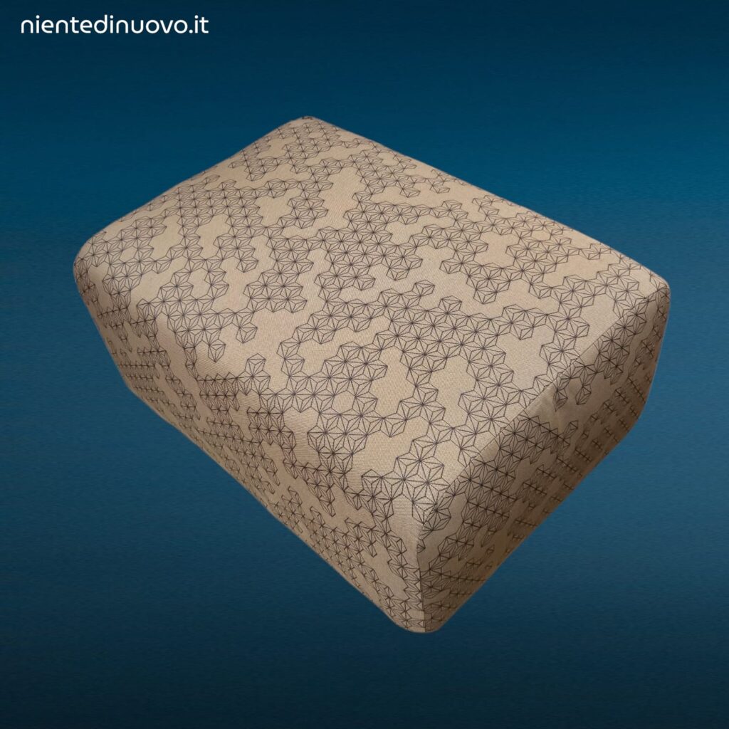 Pouff imbottito in tessuto con piedini in acciaio lucido dal design moderno