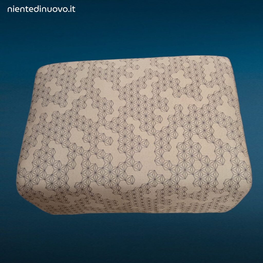 Pouff imbottito in tessuto con piedini in acciaio lucido dal design moderno