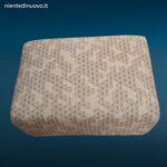 Pouff imbottito in tessuto con piedini in acciaio lucido dal design moderno